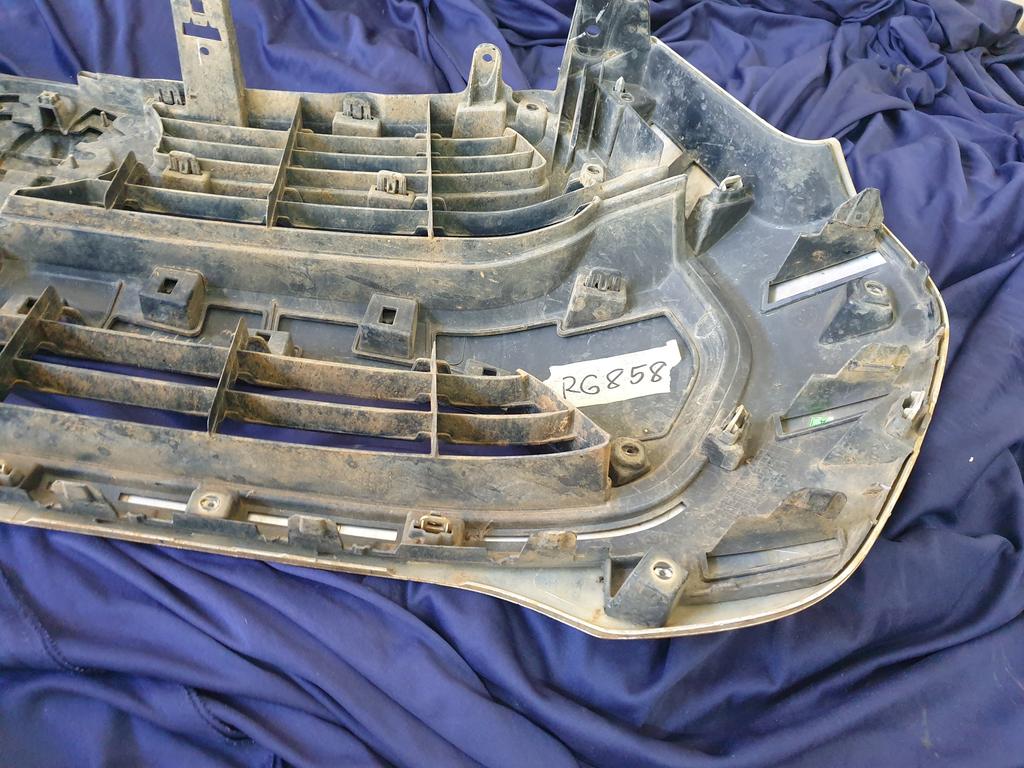 Toyota Hilux Radiator Grille - Broken Mesh, brackets and chrome