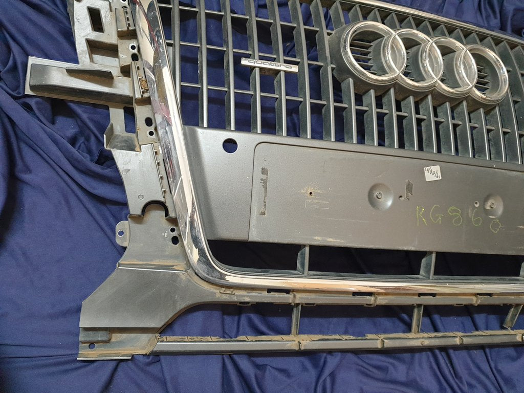 Audi Q5 Radiator Grille - Light Wear and Tear
