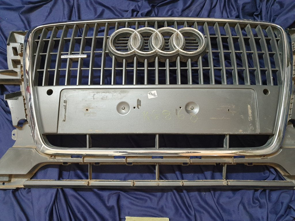 Audi Q5 Radiator Grille - Light Wear and Tear