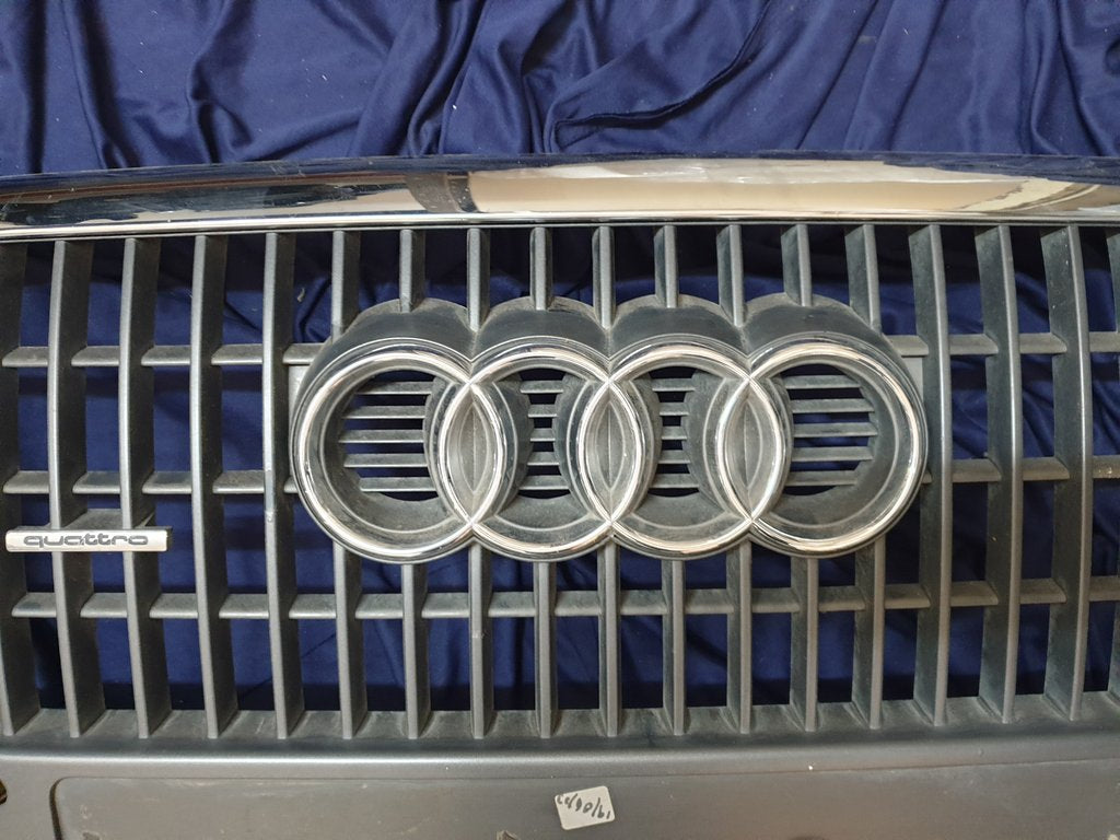 Audi Q5 Radiator Grille - Light Wear and Tear