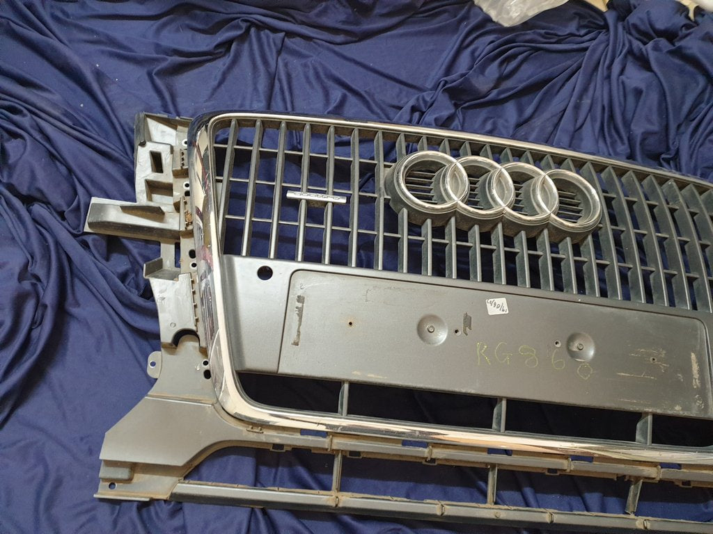 Audi Q5 Radiator Grille - Light Wear and Tear