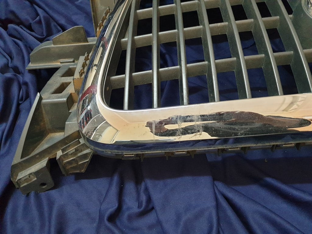 Audi Q5 Radiator Grille - Light Wear and Tear