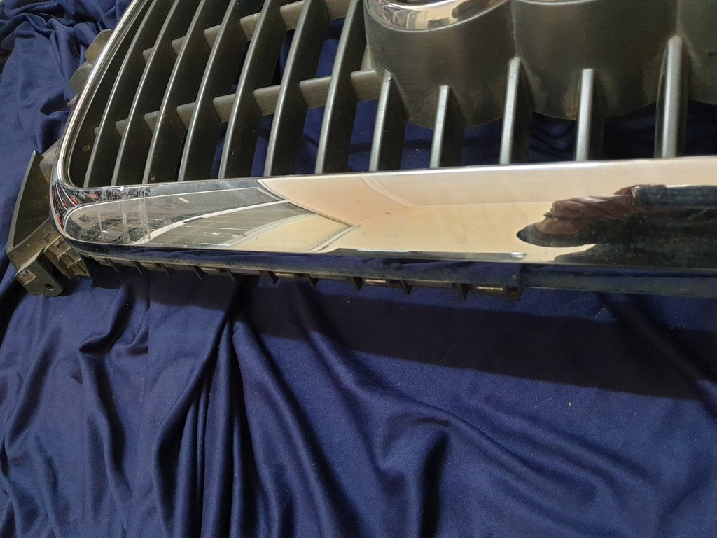 Audi Q5 Radiator Grille - Light Wear and Tear