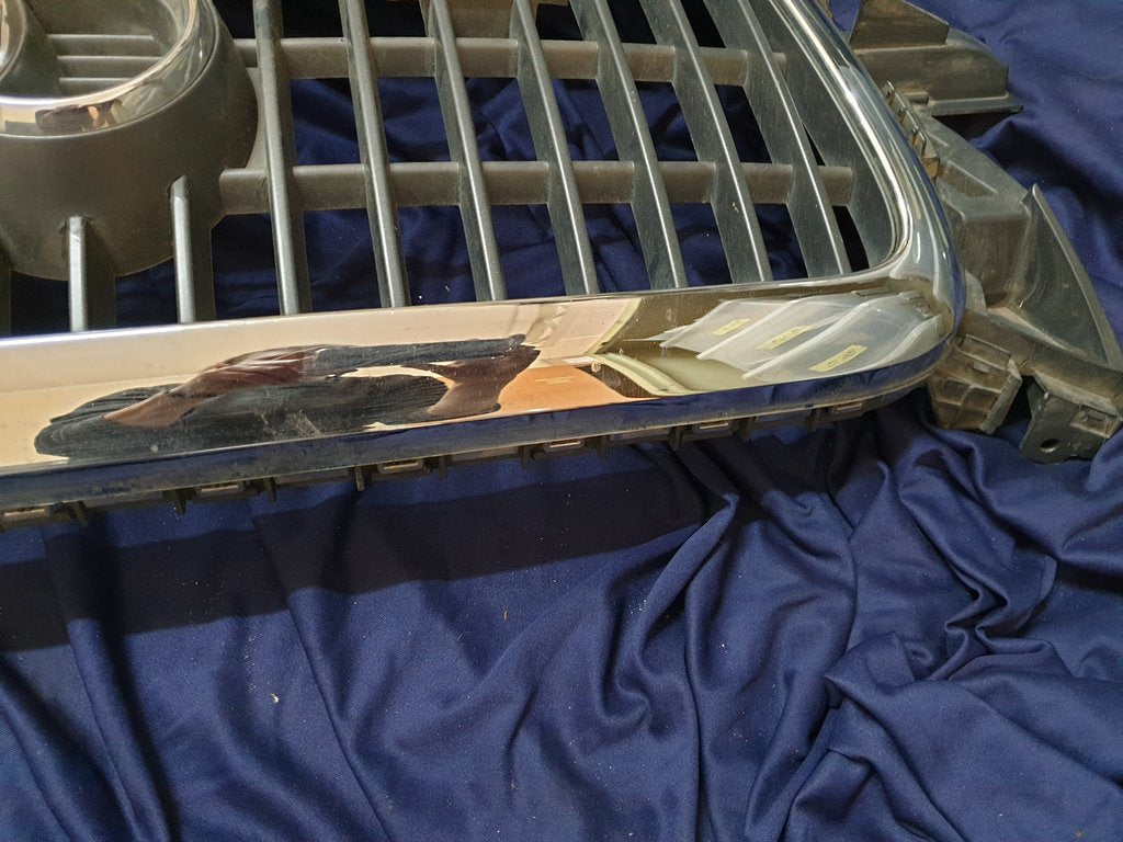 Audi Q5 Radiator Grille - Light Wear and Tear