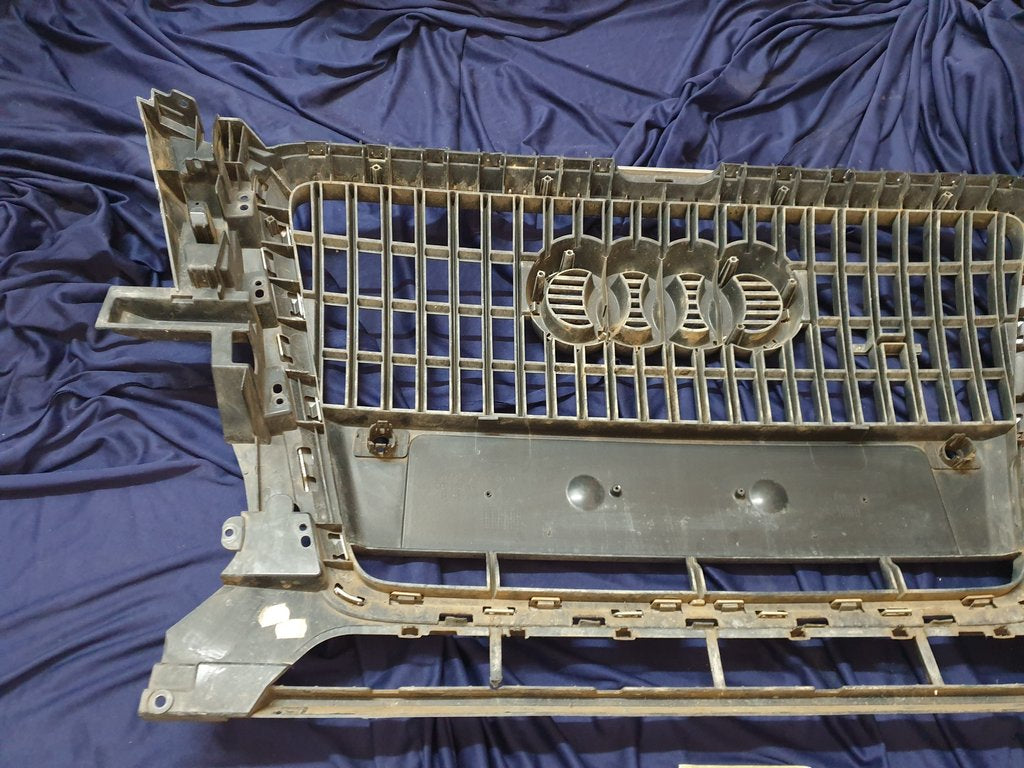Audi Q5 Radiator Grille - Light Wear and Tear