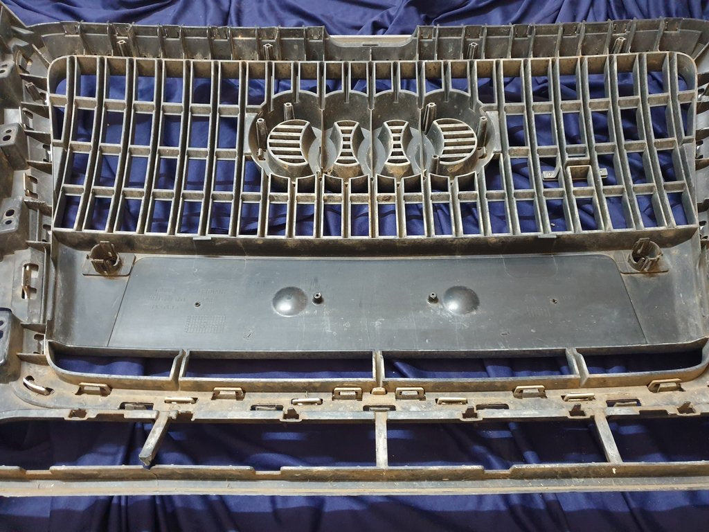 Audi Q5 Radiator Grille - Light Wear and Tear