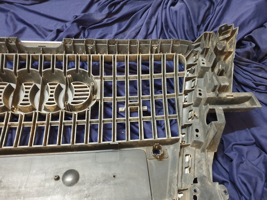 Audi Q5 Radiator Grille - Light Wear and Tear