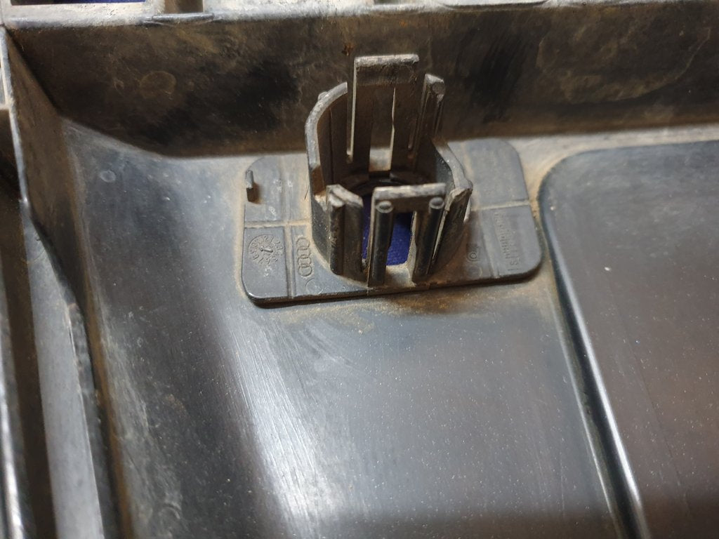 Audi Q5 Radiator Grille - Light Wear and Tear
