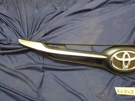 Toyota Starlet Radiator Grille - Light Wear and Tear, one clip broken