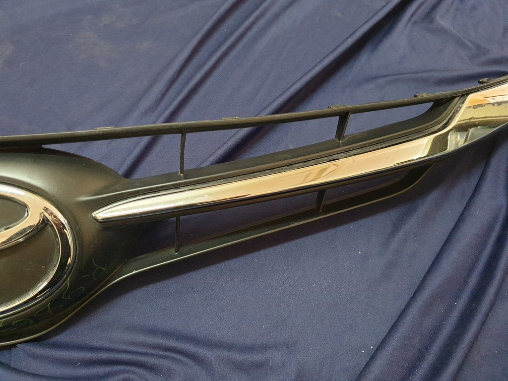 Toyota Starlet Radiator Grille - Light Wear and Tear, one clip broken