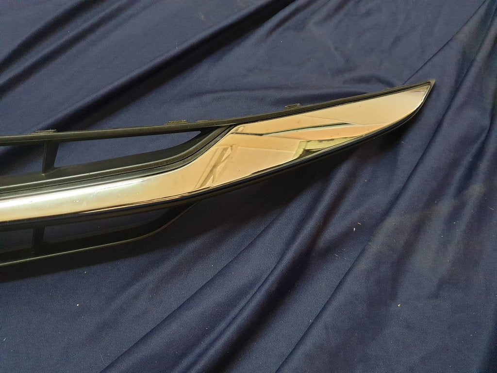 Toyota Starlet Radiator Grille - Light Wear and Tear, one clip broken