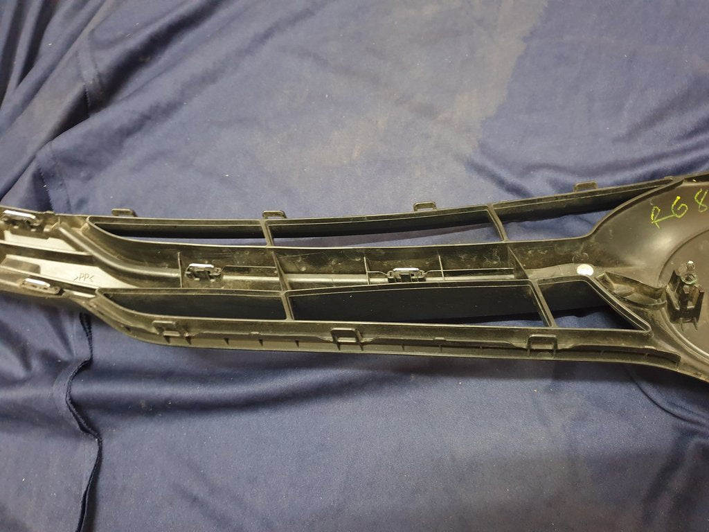 Toyota Starlet Radiator Grille - Light Wear and Tear, one clip broken