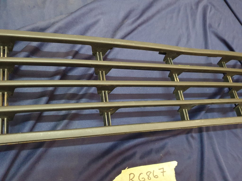 Volkswagen Polo Front Bumper Lower Center Grille - Crack