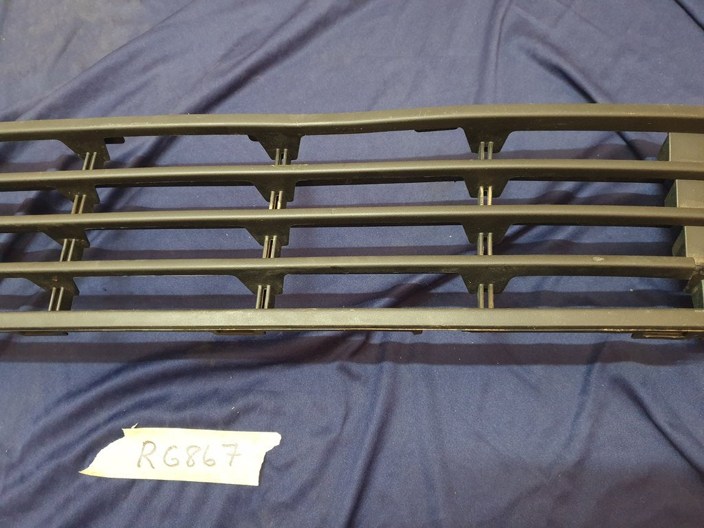 Volkswagen Polo Front Bumper Lower Center Grille - Crack