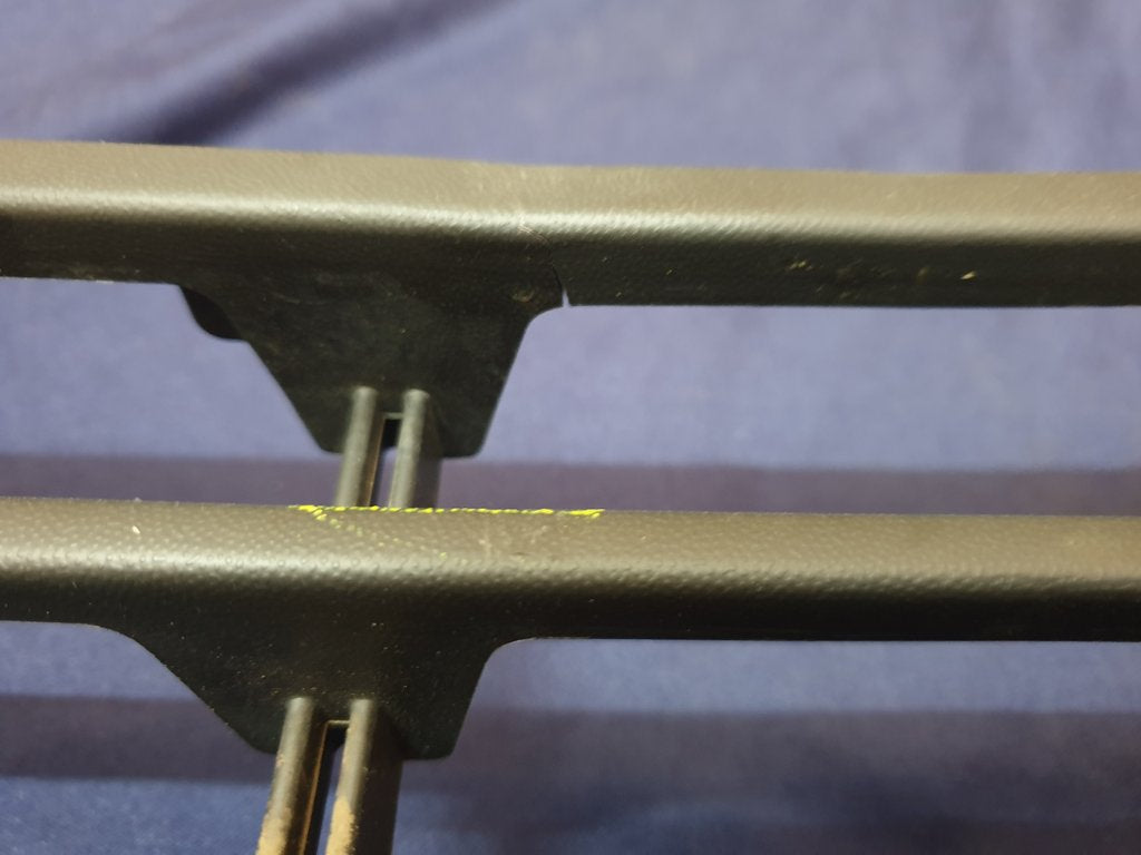 Volkswagen Polo Front Bumper Lower Center Grille - Crack