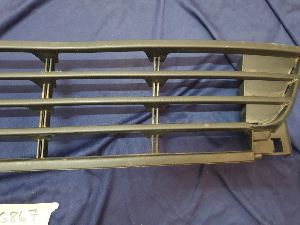 Volkswagen Polo Front Bumper Lower Center Grille - Crack