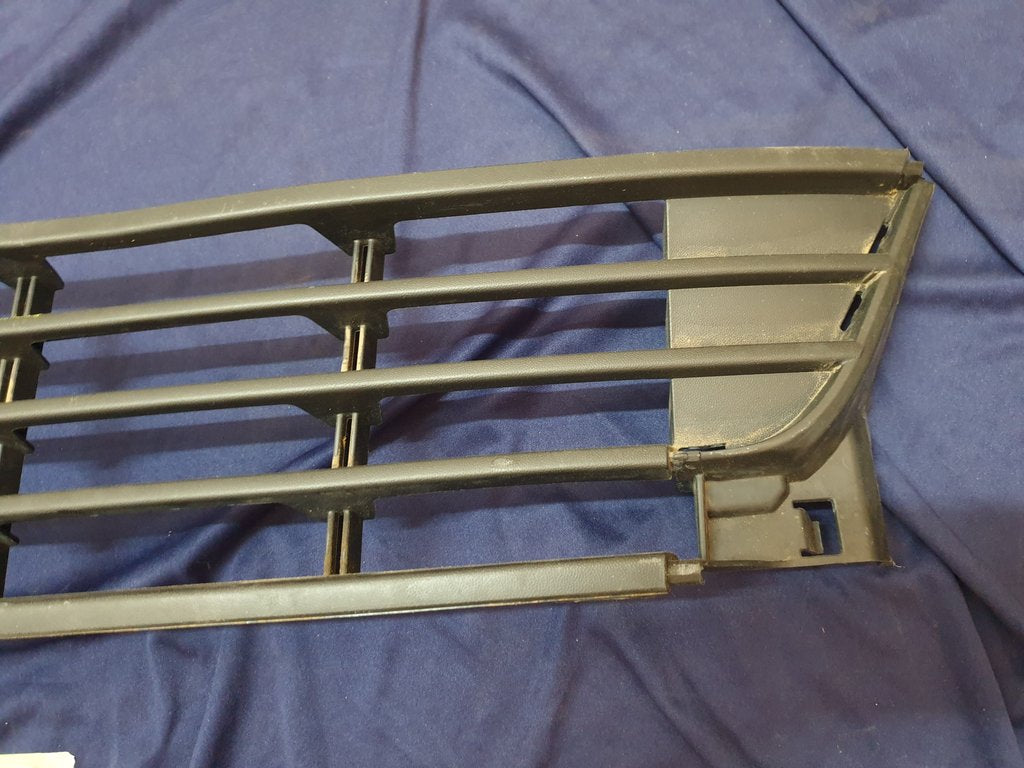 Volkswagen Polo Front Bumper Lower Center Grille - Crack