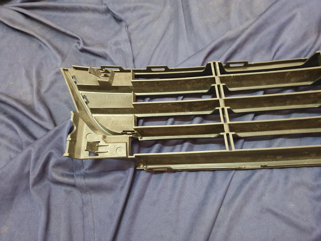 Volkswagen Polo Front Bumper Lower Center Grille - Crack