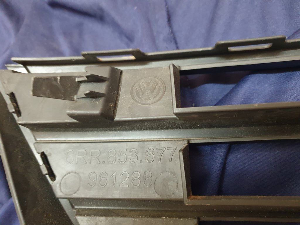 Volkswagen Polo Front Bumper Lower Center Grille - Crack