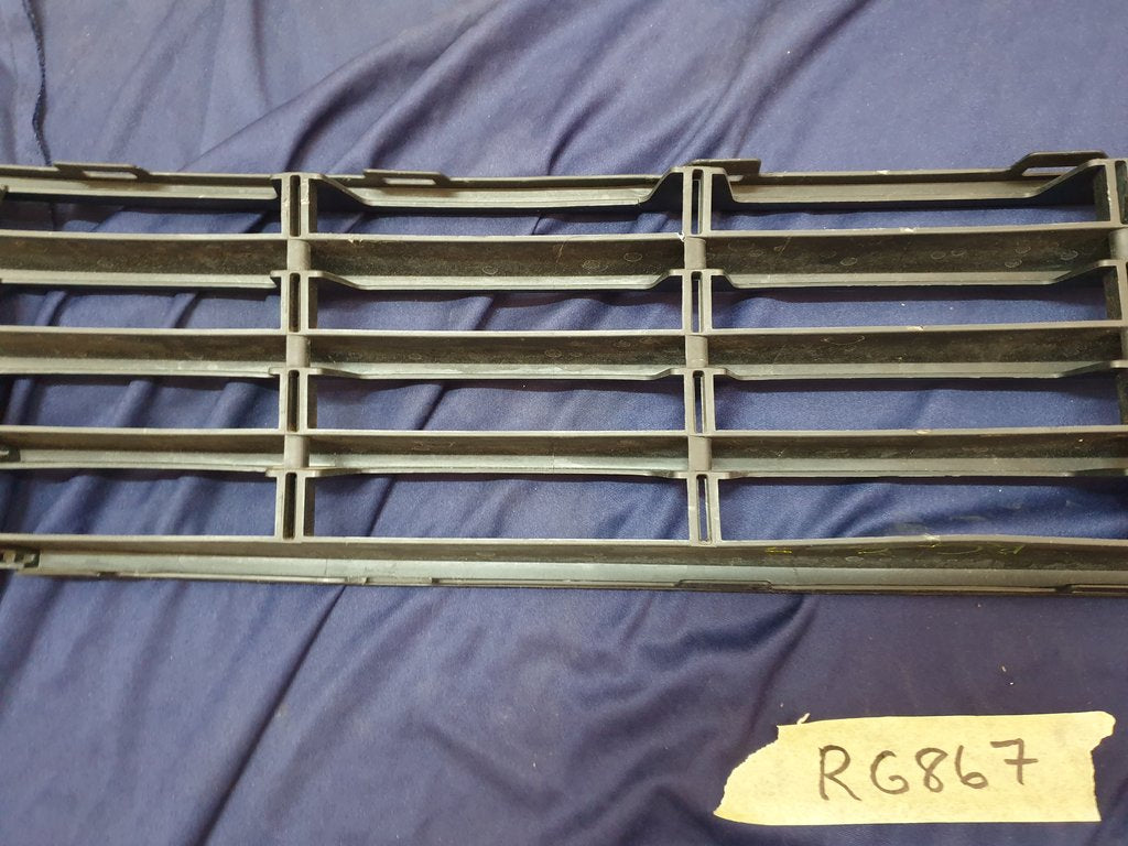 Volkswagen Polo Front Bumper Lower Center Grille - Crack