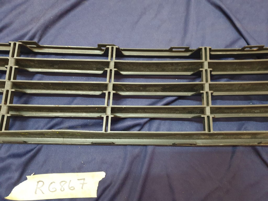 Volkswagen Polo Front Bumper Lower Center Grille - Crack
