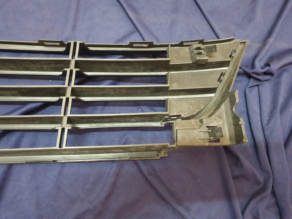 Volkswagen Polo Front Bumper Lower Center Grille - Crack