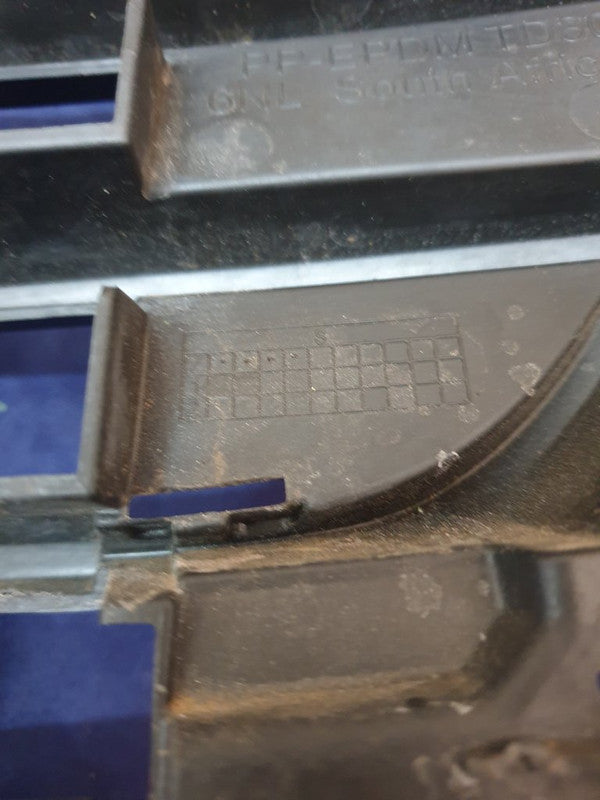 Volkswagen Polo Front Bumper Lower Center Grille - Crack