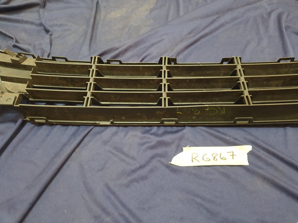 Volkswagen Polo Front Bumper Lower Center Grille - Crack