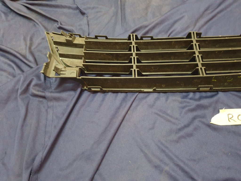Volkswagen Polo Front Bumper Lower Center Grille - Crack