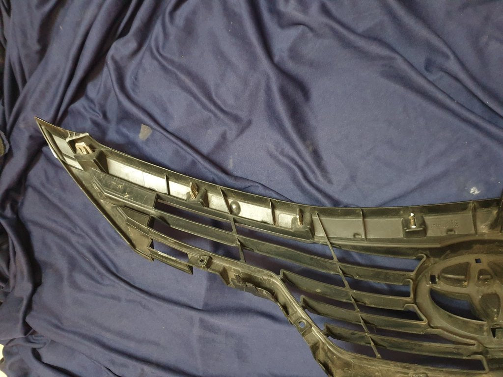 Toyota Etios Radiator Grille - Wear and Tear, No bottom chrome, Chrome scratched
