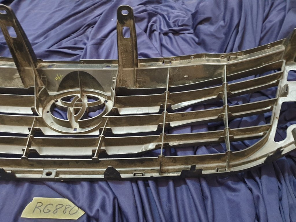Toyota Hilux Radiator Grille - Scuffs