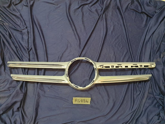 Mercedes-Benz E-Class W213 Radiator Grille - Wear and Tear, Missing chrome moulding