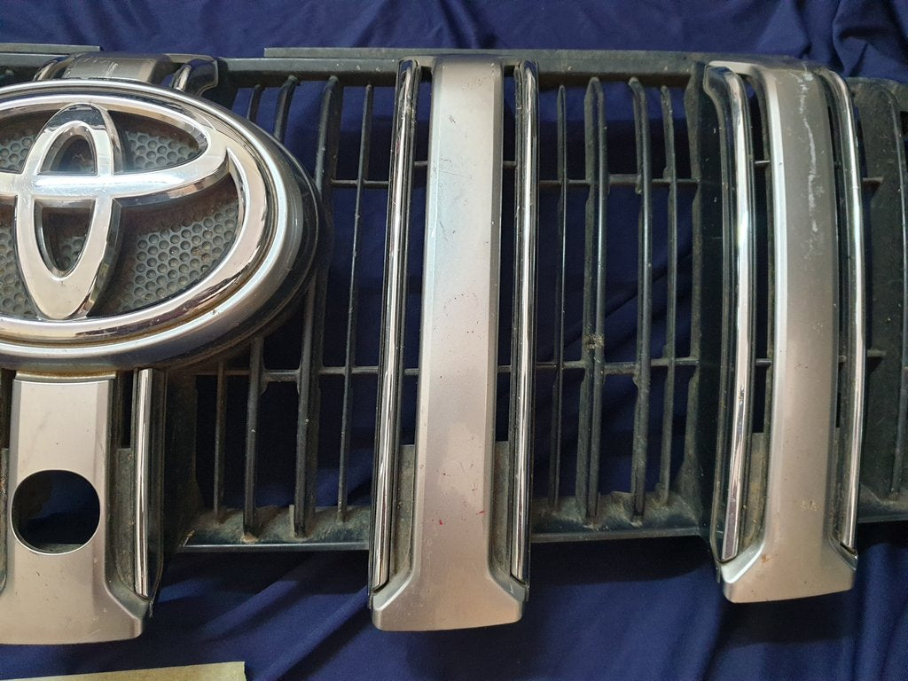 Toyota Land Cruiser Prado Radiator Grille - Wear and Tear, Scuffs