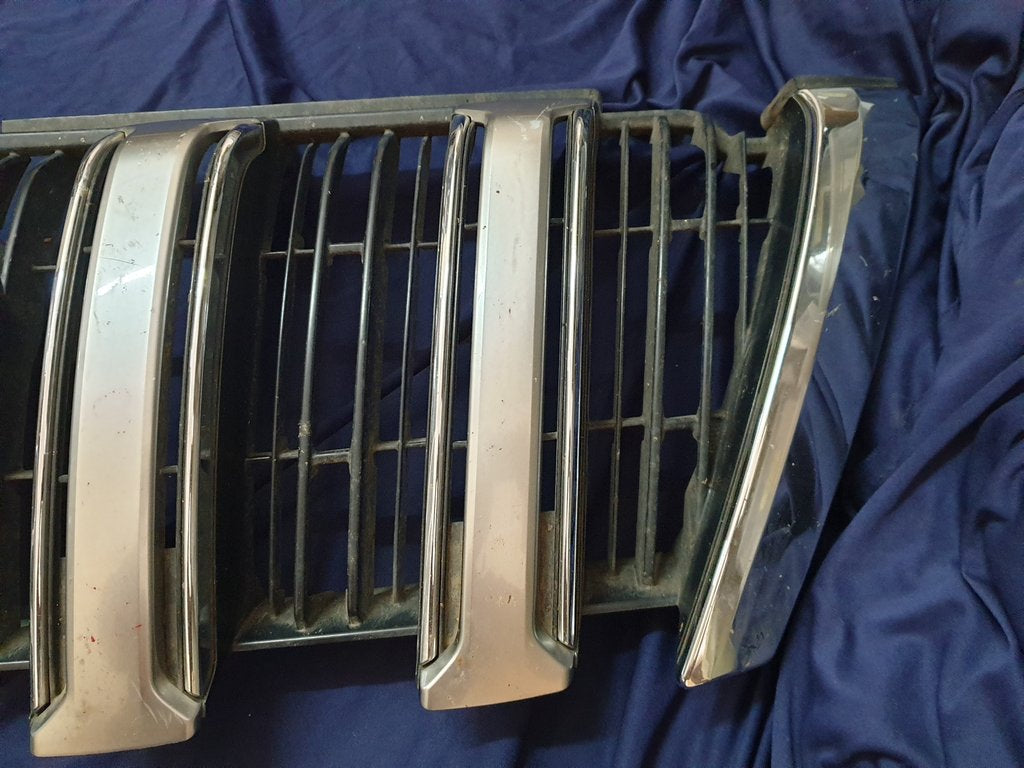 Toyota Land Cruiser Prado Radiator Grille - Wear and Tear, Scuffs