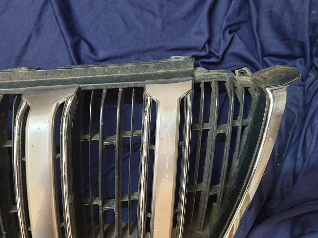 Toyota Land Cruiser Prado Radiator Grille - Wear and Tear, Scuffs
