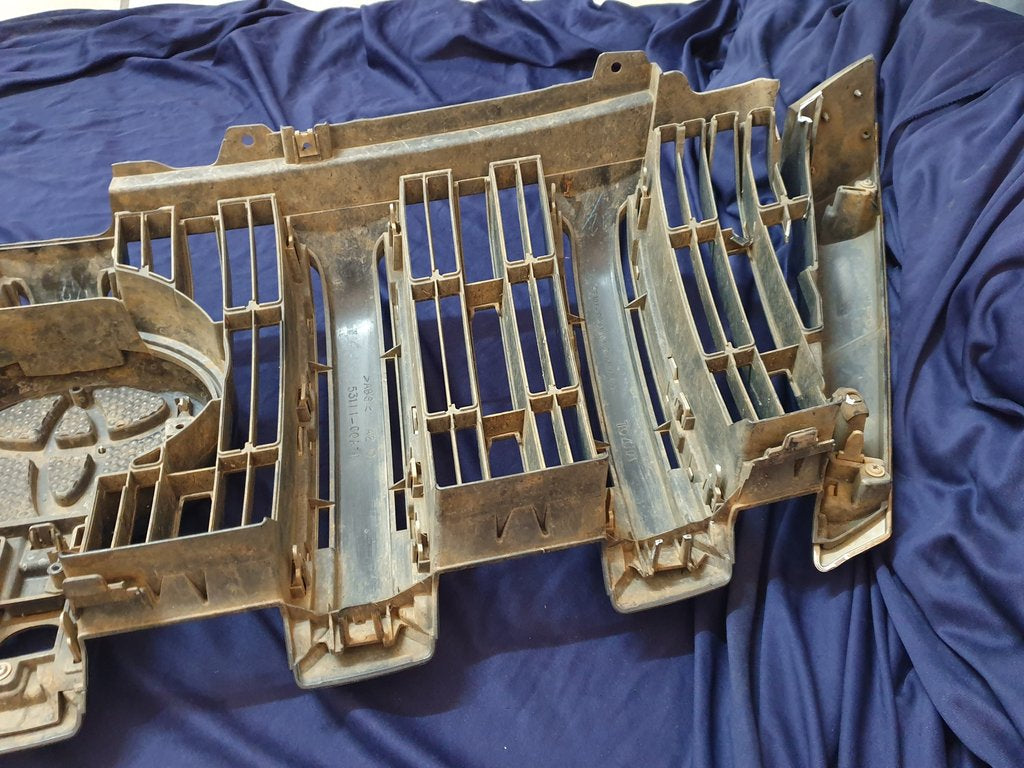 Toyota Land Cruiser Prado Radiator Grille - Wear and Tear, Scuffs