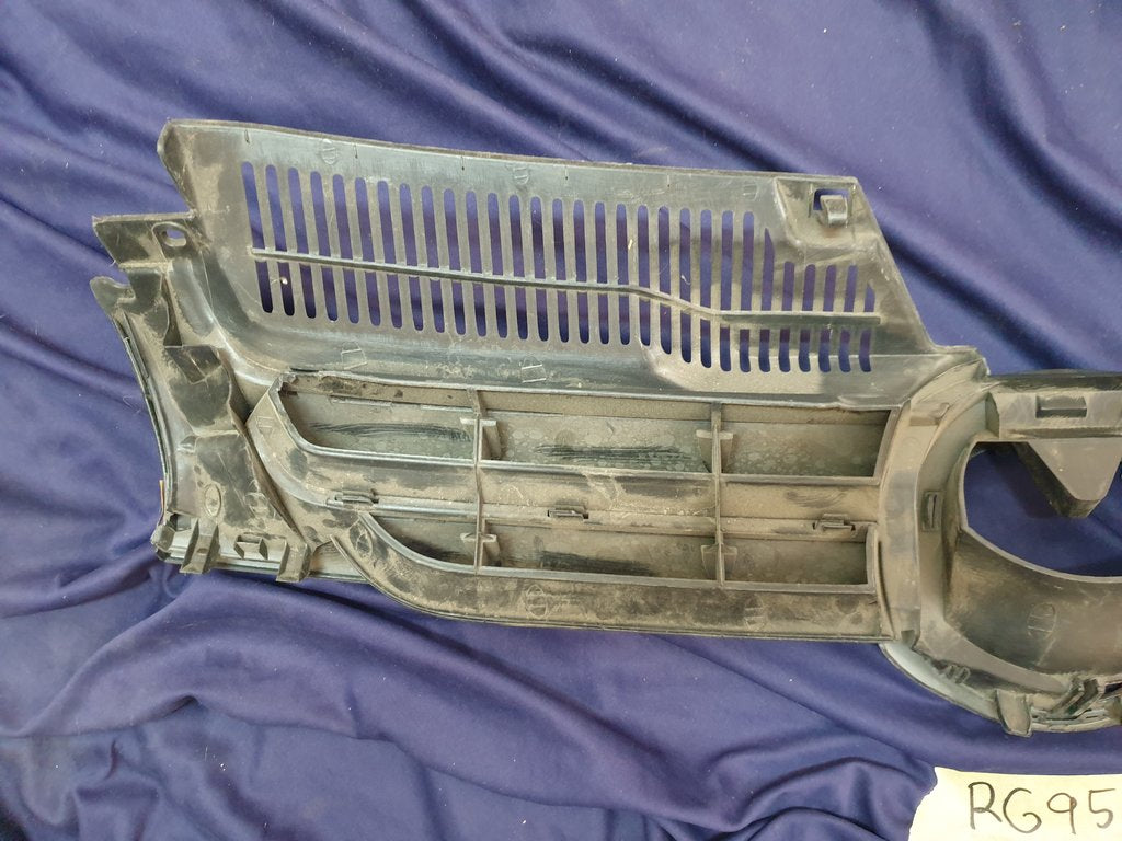 Volkswagen Aftermarket Golf V Mk5 Radiator Grille - Wear and Tear