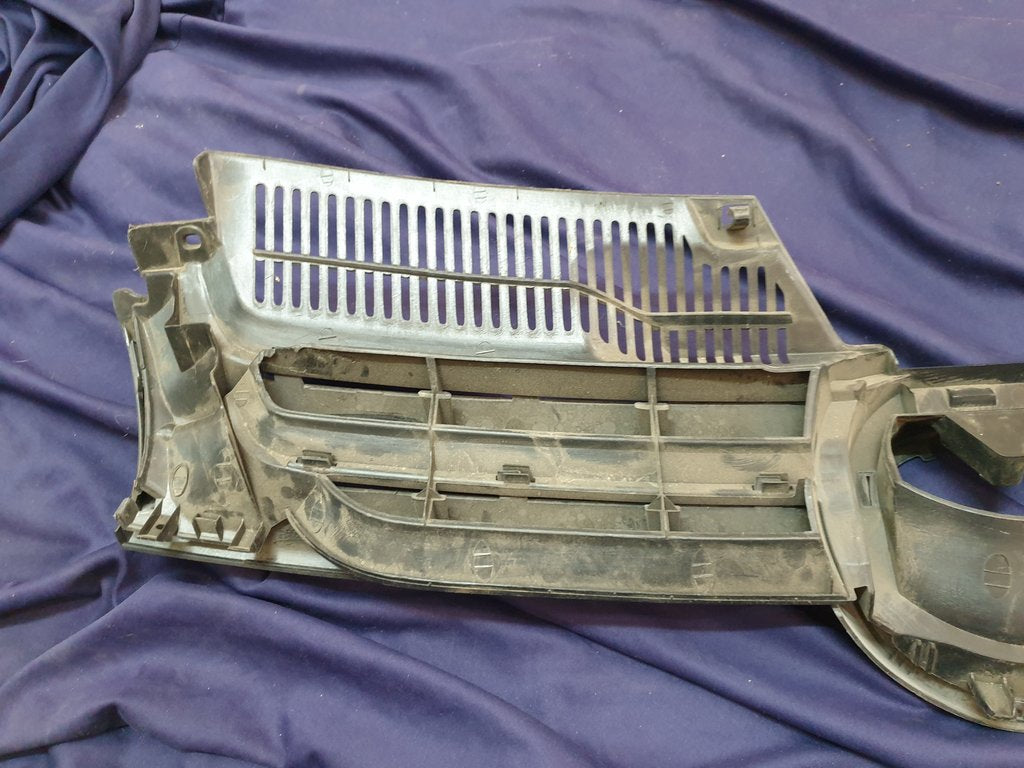 Volkswagen Aftermarket Golf V Mk5 Radiator Grille - Wear and Tear