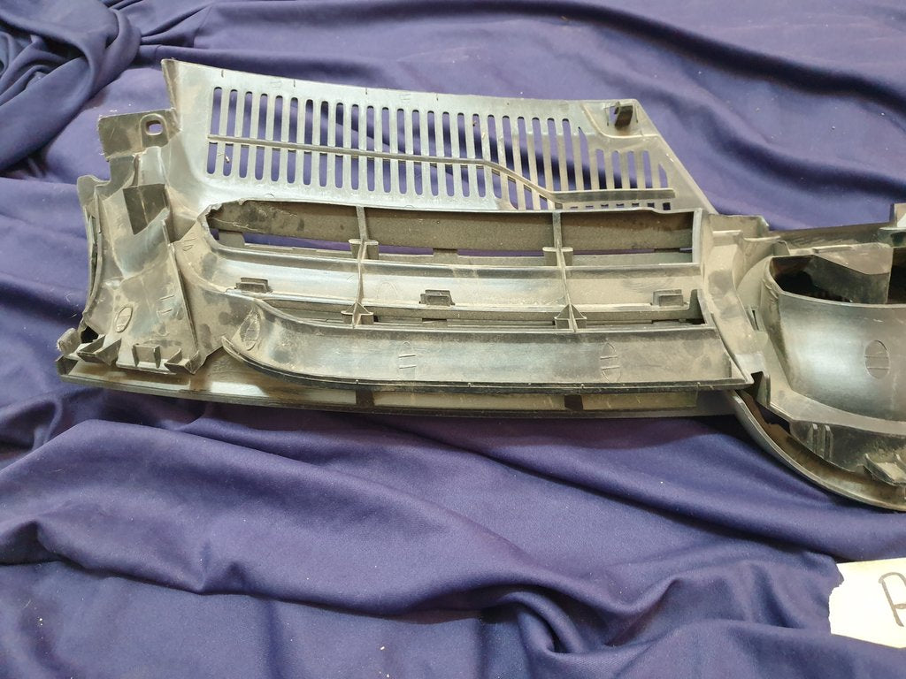 Volkswagen Aftermarket Golf V Mk5 Radiator Grille - Wear and Tear
