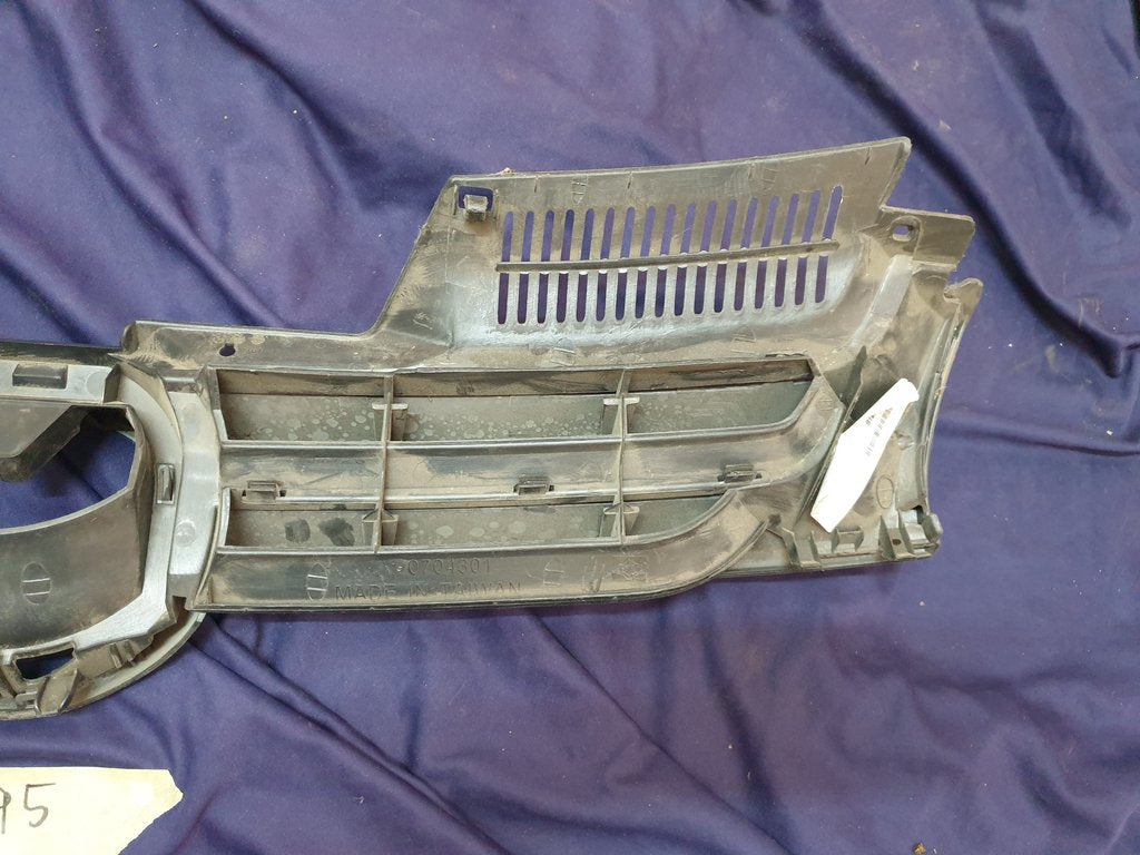 Volkswagen Aftermarket Golf V Mk5 Radiator Grille - Wear and Tear