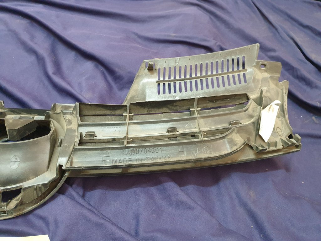 Volkswagen Aftermarket Golf V Mk5 Radiator Grille - Wear and Tear
