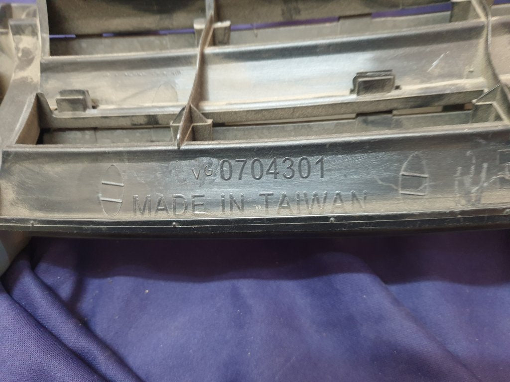 Volkswagen Aftermarket Golf V Mk5 Radiator Grille - Wear and Tear
