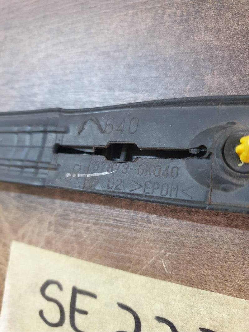Original Used Toyota Hilux Right Centre Door Weather Strip