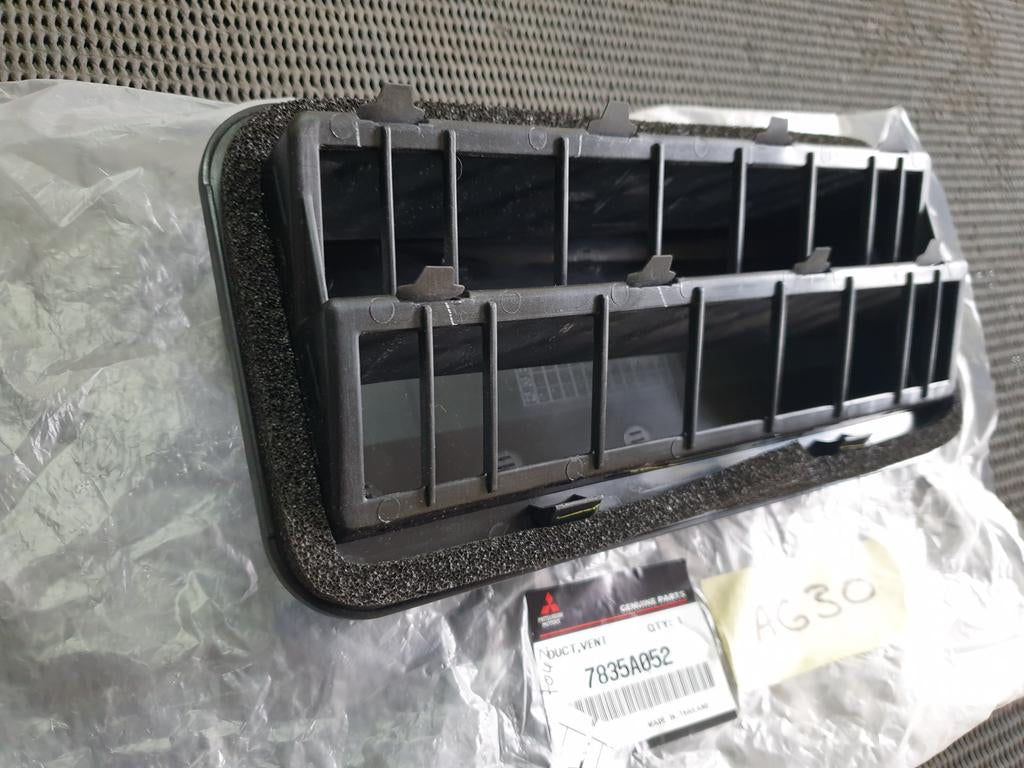 Mitsubishi Pajero Rear Quarter Vent