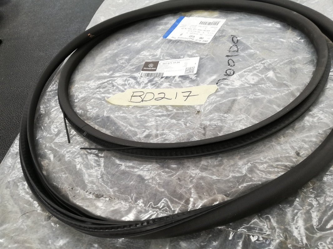Mercedes-Benz V-Class W447, V 250 B 2020 Left Rear Side Glass Seal Rubber