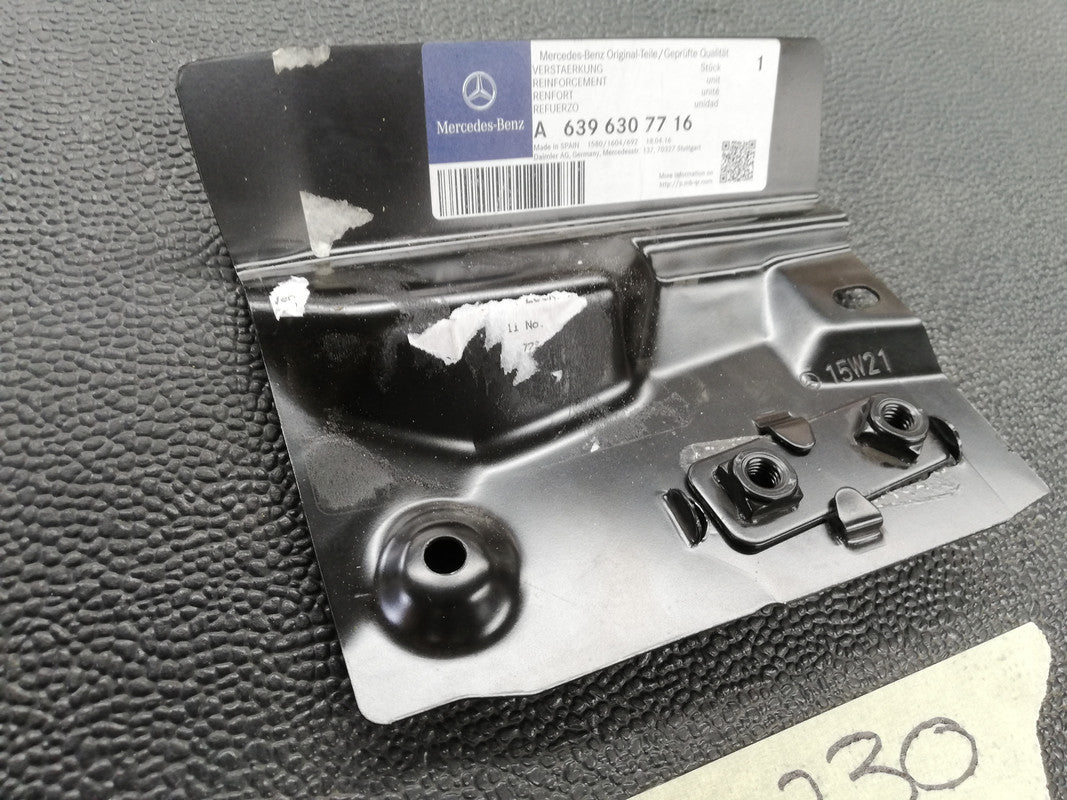 Mercedes-Benz V-Class Vito, W639 115 CDI 2009 Right Door Lock Striker Reinforcement