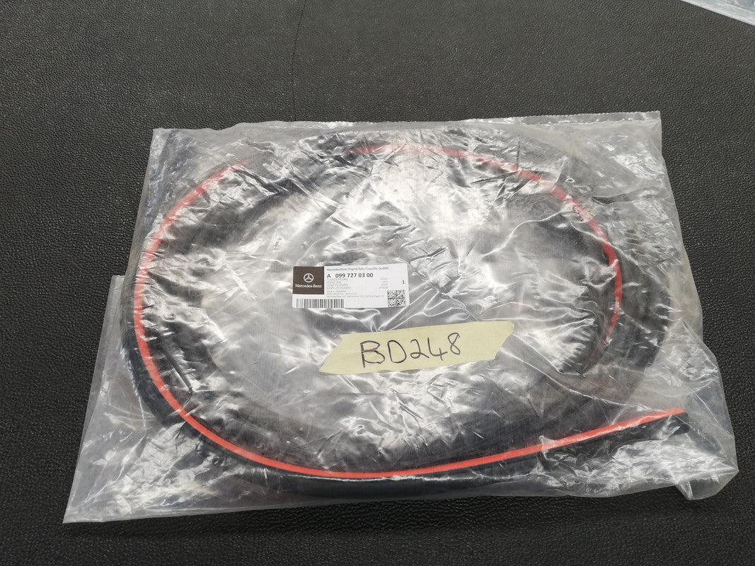Original New Mercedes-Benz CLA 200 W117 2016 Left Rear Door Rubber