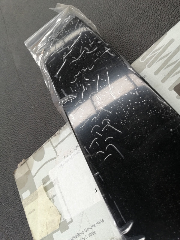 Original New Mercedes-Benz GLA W156, SUV Left Front Door Blackout Moulding