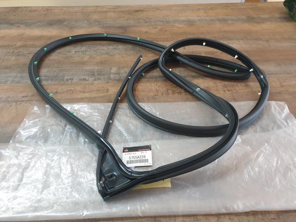 Original New Mitsubishi ASX Right Rear Door Sealing Rubber