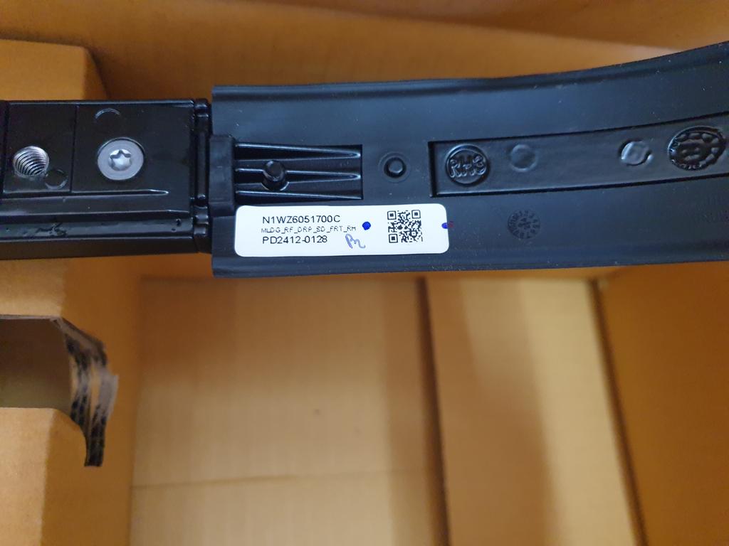 Original New Volkswagen Amarok Right Roof Rain Channel